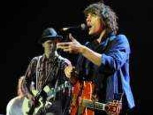 Supporting image for story: Razorlight gig is called off