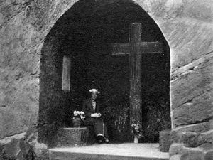 Supporting image for story: Plans to add three soldiers to town's war memorial more than 100 years on are submitted