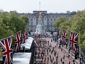 Supporting image for story: London Marathon could be a two-day event in 2027 to allow more participants