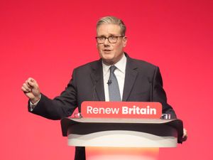 Supporting image for story: Starmer pledges rethink on international law to stop ‘Farage boats’