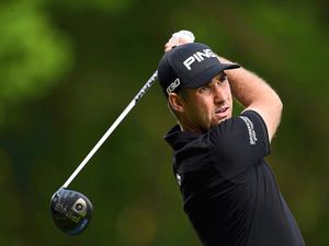 Supporting image for story: Oliver Farr chips in at home with wife on frontline