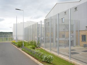 Supporting image for story: Female prison officer arrested for ‘sex with inmate’