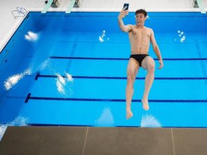 Supporting image for story: Tom Daley takes selfies to another level with mid-air diving photos