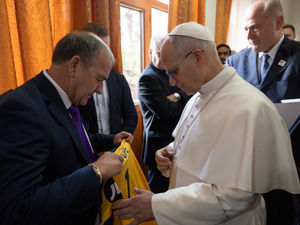 Supporting image for story: 'I told him we're not doing very well and he said a prayer for us' - Pope Leo XIV gifted Wolves shirt by supporter during Turkey Cathedral visit