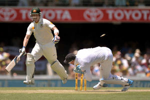 England's Matt Prior (right)
Australia's Brad Haddin (left)