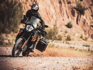 Supporting image for story: KTM’s new 890 Adventure revealed in full
