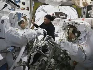 Supporting image for story: Nasa calls off spacewalk after spacesuit water leak