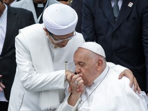 Supporting image for story: Pope and Imam of south-east Asia’s largest mosque make joint call for peace