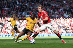Rasmus Hojlund of Manchester United is challenged by Toti Gomes (Photo by Carl Recine/Getty Images)