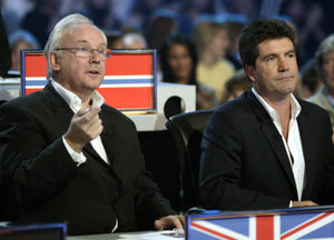 Juges in the World Idol competition: Pete Waterman for the UK and Simon Cowell for the US
