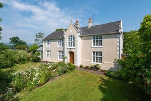 Daywell Manor, Gobowen. Photo: Knight Frank/Zoopla