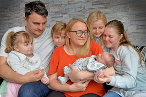 Rachael and Tommy with husband Johnpaul, Ellie-Mai,3, Alfie,8, Kiaya,11, and Jess, 13