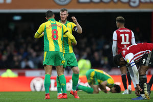 Chris Brunt celebrates at full-time with Jake Livermore. (AMA)