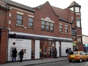 Supporting image for story: Bank raider issued gun threats