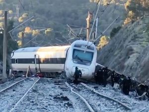 Supporting image for story: Spanish train collision kills at least 39