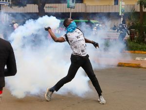 Supporting image for story: Kenyan police fire blanks to disperse protesters hours after parliament breached