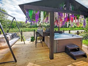 Supporting image for story: Gen Z want hot tubs and cold plunges on staycations, holiday home giant says