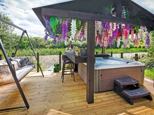 Supporting image for story: Gen Z want hot tubs and cold plunges on staycations, holiday home giant says