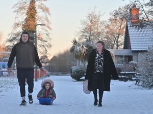 Supporting image for story: Yellow weather warning for snow and ice extended until tomorrow - see latest Met Office forecast here