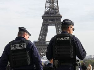 Supporting image for story: Three men suspected of ‘psychological violence’ at Eiffel Tower