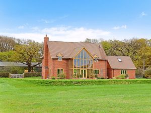 Supporting image for story: Looking for a home? Get this lot for £2.5m
