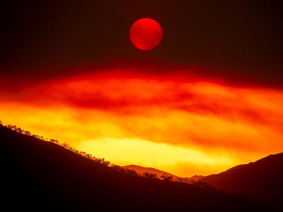 California wildfire threatens some 800 structures and injures three people