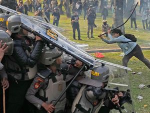 Supporting image for story: Indonesia cancels ratification of election law changes after thousands protest