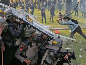 Supporting image for story: Indonesia cancels ratification of election law changes after thousands protest