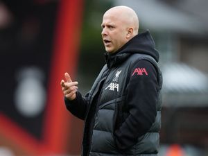 Supporting image for story: Arne Slot urges Liverpool not to get distracted by Arsenal results in title race