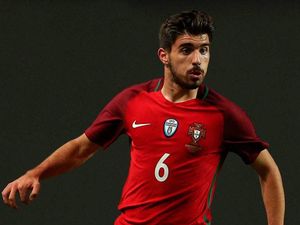 Supporting image for story: Ruben Neves set for early Wolves return