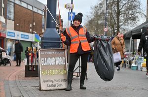 Litter Pick in Bilston with Volunteers. Susan cash gets involved.