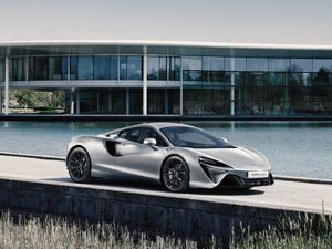 Supporting image for story: McLaren creates special paint colour to celebrate Queen’s Platinum Jubilee
