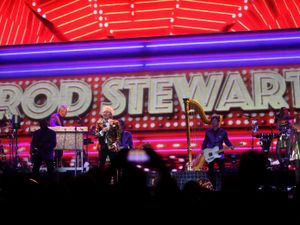 Supporting image for story: Rod Stewart, Arena Birmingham - review with pictures