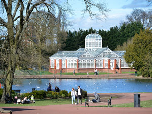 Supporting image for story: Don't crack over Easter and risk hug, health chiefs warn 