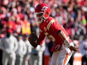 Supporting image for story: Kansas City Chiefs beat Houston Texans to close on top seed