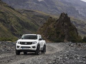 Supporting image for story: Nissan reveals new Navara AT32
