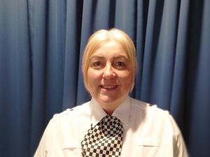 Supporting image for story: Off-duty police officer tackles knife-wielding man in supermarket while out shopping