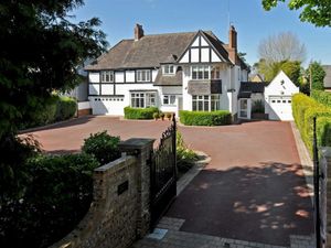 Supporting image for story: We look inside the £1m plush pad once home to former Wolves stars in Tettenhall