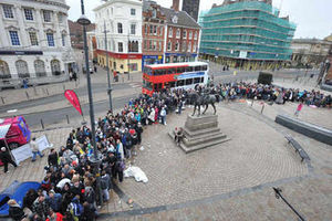 Supporting image for story: Hundreds queue for V Festival tickets