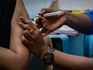 Supporting image for story: WHO: Worldwide Covid deaths fell 17% last week, but cases rising