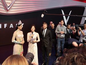 Supporting image for story: Beckham makes surprise appearance at Paris Motor Show