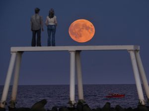 Supporting image for story: Partial eclipse of supermoon to be visible across UK on Tuesday night
