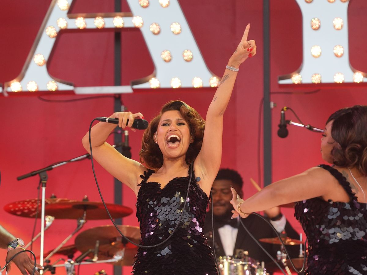 Raye tells All Points East ‘music is medicine’ in emotional performance Raye tells All Points East ‘music is medicine’ in emotional performance