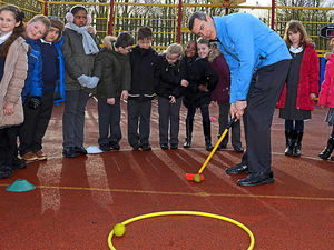 Supporting image for story: Lynch is happy to tee-up golf lessons