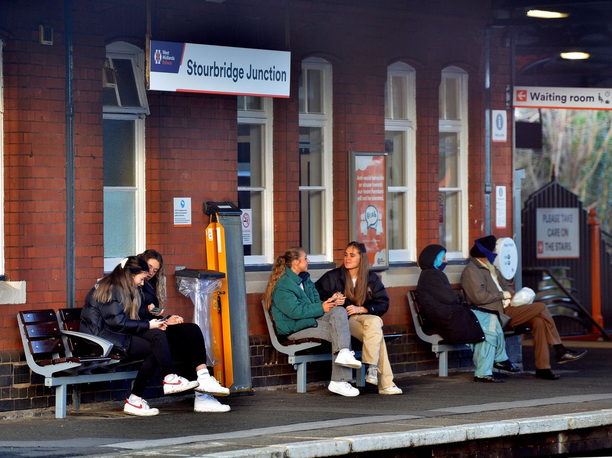Rail replacement buses to serve Stourbridge stations following fault