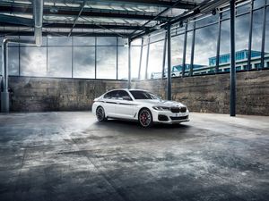 Supporting image for story: BMW M Performance Parts added to 5 Series and M5