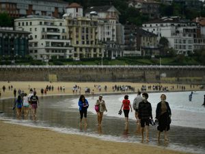 Supporting image for story: Spain wants tourists to return within weeks