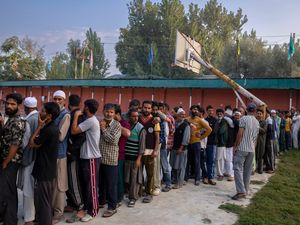 Supporting image for story: Residents in India-controlled Kashmir vote in second phase of polls