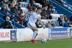 Thomas Sparrow running down the wing (Photo: Kieren Griffin Photography)