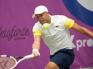 Supporting image for story: Top seeds serve up the goods to net a quarter-final place